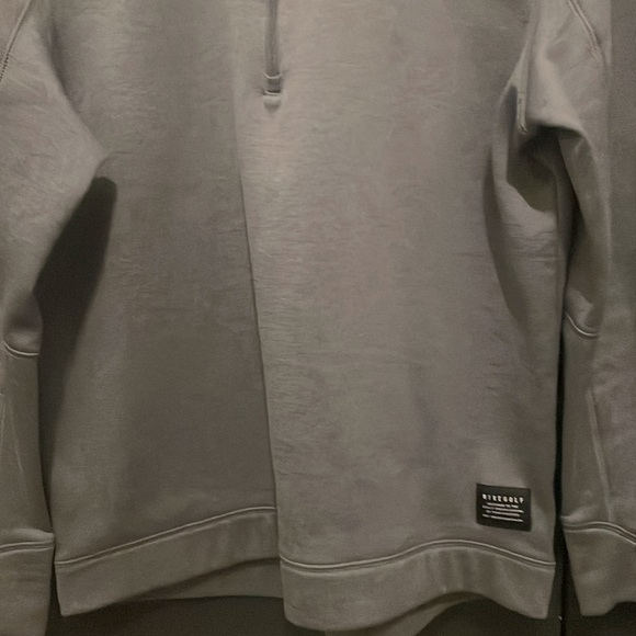 Nike golf pullover very warm and comfortable. Lightly worn in great condition - Picture 2 of 6